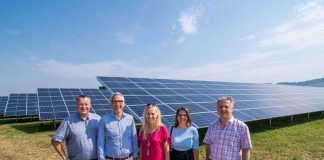 Beim Pressetermin an der nördlichen Projektfläche: Rolf Richter, Bürgermeister der Stadt Bensheim und Aufsichtsratsvorsitzender der GGEW AG; Carsten Hoffmann, Vorstand GGEW AG; Diana Stolz, Erste Kreisbeigeordnete Kreis Bergstraße; Christine Bender, Erste Stadträtin Stadt Heppenheim; Rainer Burelbach, Bürgermeister der Stadt Heppenheim (v. l.) (Foto: GGEW AG / Sascha Lotz)