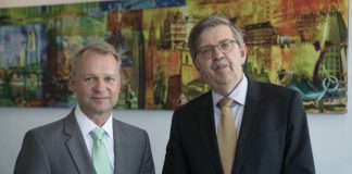 Thomas Schmidt (rechts) und Dr. Klaus Alberti, Geschäftsführer von Infraserv Logistics, freuen sich auf das neue Gefahrstoff-Lager. (Foto: Infraserv GmbH & Co. Höchst KG, 2018)