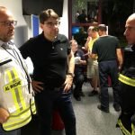 Oberbürgermeister Thomas Hirsch (M.) informierte sich am Montagabend bei Stadtfeuerwehrinspekteur Dirk Hargesheimer (r.) und dessen Stellvertreter Michael Bumb über das aktuelle Einsatzgeschehen. (Foto: Stadt Landau in der Pfalz)