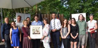 Grund zum Feiern: Die Stadtspitze gemeinsam mit Mitgliedern des Trägervereins der Kinder- und Jugendfarm bei der Verleihung des Ehrenamtspreises der Stadt Landau. (Foto: Stadt Landau in der Pfalz)