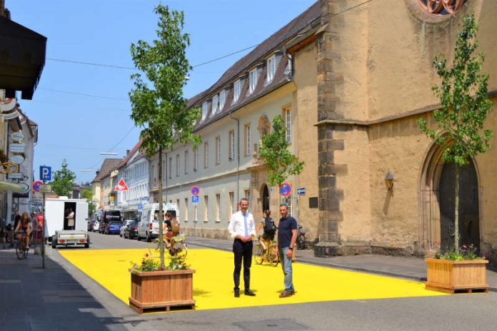 Bürgermeister und Baudezernent Dr. Maximilian Ingenthron (l.) und Ralf Bernhard, Leiter der Abteilung Mobilität und Verkehrsinfrastruktur beim Stadtbauamt, in der Landauer Königstraße, wo jetzt der Praxistest zur Aufwertung begonnen hat. (Foto: Stadt Landau in der Pfalz)