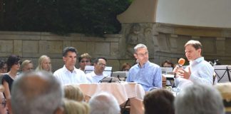 Gemeinsam mit seinen Gästen plauderte Bürgermeister Dr. Maximilian Ingenthron über Vergangenheit, Gegenwart und Zukunft der Landauer Stadtkapelle. (Foto: Stadt Landau in der Pfalz)