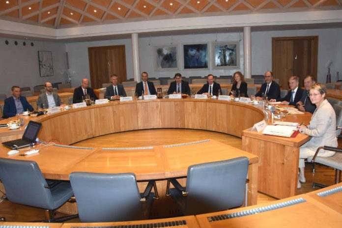 Austausch im Landauer Rathaus: Die Stadtspitze um Oberbürgermeister Thomas Hirsch stellte Minister Dr. Volker Wissing aktuelle Landauer Schwerpunkte aus den Bereichen Verkehr und gewerbliche Entwicklung vor. (Foto: Stadt Landau in der Pfalz)