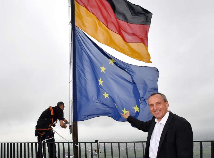 Minister Wolf, Vorstandsvorsitzender der Stiftung Hambacher Schloss, hisst die Europäische Flagge (Foto: Stiftung Hambacher Schloss)