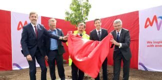 Dr. Hansjörg Roll (Vorstandsmitglied MVV), John Reid (Michelin Dundee), Councillor Bob Myles (Angus Council), John Alexander (Leader Dundee City Council) und Dr. Georg Müller (Vorstandsvorsitzender MVV) enthüllen eine Erinnerungstafel. (Foto: MVV/Derek Gerrard)