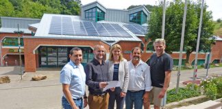 Vor dem Bürgerhaus, auf dessen Dach eine Photovoltaikanlage errichtet wurde (von links): Andreas Michael, Bauamt der Gemeinde Gorxheimertal, Philipp Meister, Projektleiter der Energieagentur Bergstraße, Dagmar Cohrs, stellvertretende Geschäftsführerin der Wirtschaftsregion Bergstraße / Wirtschaftsförderung Bergstraße GmbH (WFB), Bürgermeister Uwe Spitzer, Gemeinde Gorxheimertal, Armin Borngesser, Geschäftsführer der BR Ried Energie. (Foto: WFB)