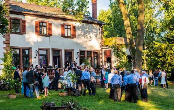 Eröffnungsparty in der Villa Barwich (Foto: Helmut Dell)