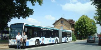 Bei einem Fototermin am Freitag (8.6.) präsentierten der Betriebsleiter und Prokurist Ralf Steinmetz (FS Omnibus) und Geschäftsführer Matthias Altenhein (DADINA) (von links) am Reinheimer Bahnhof Busse aus der neuen Fahrzeugflotte der Fa. FS Omnibus. Unser Foto zeigt den Gelenkbus Mercedes Citaro im DADINA-Design. (Foto: DADINA)