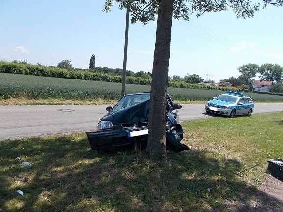 Alleine gegen einen Baum gefahren