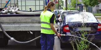 THW-Helfer gießt Bäume (Foto: THW/Christopher Sohn)