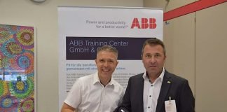 Marcus Braunert, Geschäftsführer ABB Training Center und Oberbürgermeister Jörg Albrecht unterzeichnen Ausbildungskooperation (Foto: Stadtverwaltung Sinsheim)