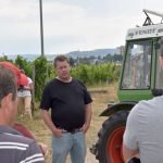 RP-Mitarbeiter Bernd Neckerauer erklärt den Winzern beim Hoftag den Einsatz eines Geräts. (Foto: RP Darmstadt)