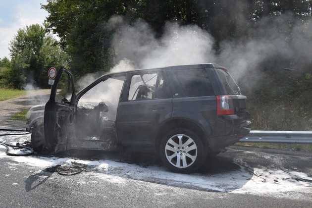 Während der Fahrt geriet der SUV in Brand