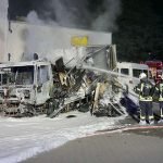 Der LKW brannte aus (Foto: Feuerwehr Darmstadt)