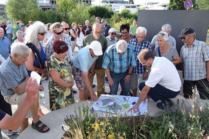 Mit großem Interesse verfolgten Bürger und Bürgerinnen die Fortschritte im Sanierungsgebiet auf einer Führung und auf Plänen. (Foto: Stadt Sinsheim)