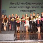 Die diesjährigen Preisträgerinnen und Preisträger zusammen mit Ihrer Preisverleiherinnen und Preisverleihern. (Foto: Hochschule Ludwigshafen)