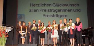 Die diesjährigen Preisträgerinnen und Preisträger zusammen mit Ihrer Preisverleiherinnen und Preisverleihern. (Foto: Hochschule Ludwigshafen)