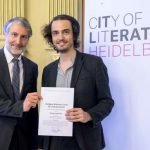 Bürgermeister Dr. Joachim Gerner überreichte Philipp Stadelmaier (rechts) die Urkunde zum Brentano-Preis. (Foto: Philipp Rothe)