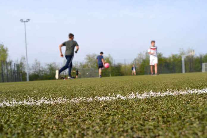 Der Kunstrasenplatz und das Kleinspielfeld auf dem Landauer Sport- und Freizeitcampus stehen den Vereins- sowie Freitzeitsportlerinnen und -sportlern ab sofort wieder zur Verfügung. (Foto: Stadt Landau in der Pfalz)