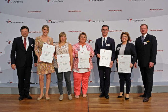 Für die Kreisverwaltung Germersheim nahm der Erste Kreisbeigeordnete Christoph Buttweiler (dritter von rechts) das Zertifikat von John-Philip Hammerssen und Oliver Schmitz entgegen. (Foto: berufundfamilie, Thomas Ruddis / Christoph Petras)