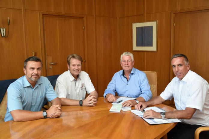 Dirk Egner (Geschäftsführer der Kreishandwerkerschaft Alzey-Worms), Kreishandwerksmeister Bernd Kiefer, Oberbürgermeister Michael Kissel und Baudezernent Uwe Franz (v.l.) im Gespräch. (Foto: Stadt Worms)