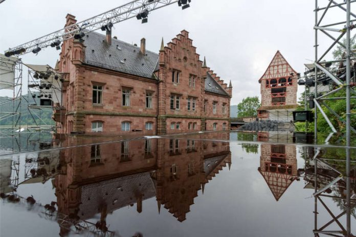 Die Bühne im Zwingenberger Schlosshof (Foto: ehFoto&Grafie/ Emilia Horpacsi)