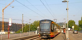 Im August beginnen die Verkehrsbetriebe Karlsruhe mit dem barrierefreien Umbau der Haltestelle  Untermühlstraße. Im Hintergrund ist die neue Konzernzentrale von dm zu sehen, die 2019 bezugsfertig sein soll (Foto: VBK)