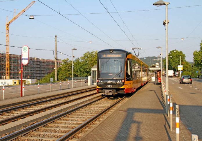 Im August beginnen die Verkehrsbetriebe Karlsruhe mit dem barrierefreien Umbau der Haltestelle  Untermühlstraße. Im Hintergrund ist die neue Konzernzentrale von dm zu sehen, die 2019 bezugsfertig sein soll (Foto: VBK)