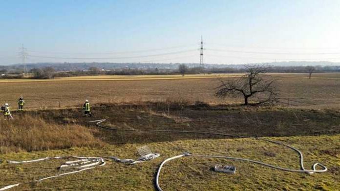 Flächenbrand - Symbolbild eines Feuerwehreinsatzes im Landkreis Karlsruhe