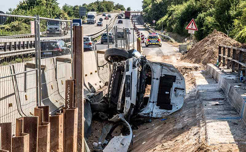 In diesem Wrack starb ein vierjähriges Kind auf der A 6. An der Baustelle kurz vor der Stützmauer fuhr der Pkw auf die Schräge der Betonabsperrung, überschlug sich und blieb auf der Brücke einer Unterführung liegen. (Foto: Helmut Dell)