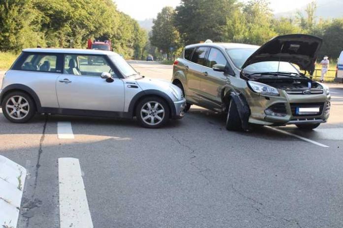 Der PKW Ford wurde vorne rechts von dem Unfallverursacher getroffen und über die Fahrbahn hinaus geschoben