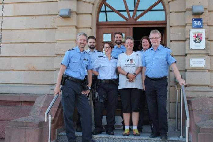 Frau Minrath-Grunwald (Bildmitte), im Kreise der Kolleginnen und Kollegen des Wechselschichtdienstes und Herrn Peter Strube-Vogt (rechts außen)