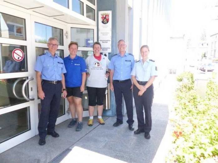 v.l.n.r. Harald Brock (PD-Leiter), Noriko Nagy (DPolG), Gerke Minrath (Verein KGGP), Helmut Landwich und Katja Weickert (PI Neustadt) (Foto: Polizei RLP)