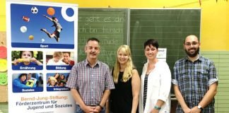 v.l.: Harald Stark (Geschäftsführer Bernd-Jung-Stiftung), Anna Urnauer, Tina Linder (beide Förderlehrerinnen an der Rheinschule) und Rektor Andreas Mock freuen sich über eine nachhaltige Zusammenarbeit. (Foto: Bernd-Jung-Stiftung)