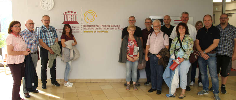 Die Studienfahrt-Gruppe des DRK Bergstraße beim International Tracing Service (ITS). In den Archiven befinden sich mehr als 30 Millionen Original- Dokumente ehemals Verfolgter des NS-Regimes. (Foto: Timo Bunscheit | DRK)