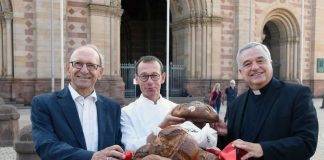 Präsentieren das neue „Dombrot“ vor dem Speyerer Dom: Dr. Gottfried Jung, Vorstandsvorsitzender des Dombauvereins, Peter Görtz, Geschäftsführer der Bäckerei Görtz und Bischof Dr. Karl-Heinz Wiesemann (v.l.n.r.) (Foto: Klaus Landry)