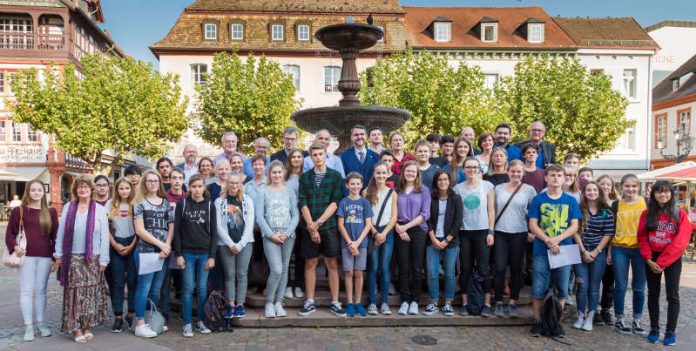 Fast 40 interessierte Schülerinnen und Schüler wurden von Oberbürgermeister Marc Weigel empfangen (Foto: Peter Hofmeister)