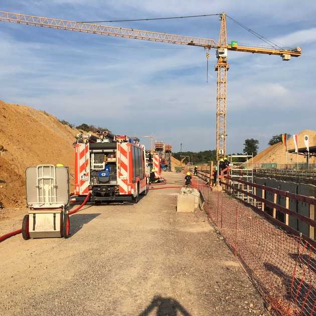 Artikel: Feuer auf der Baustelle vom S-Bahntunnel am Flughafen verursacht starke Rauchentwicklung und einen größeren Sachschaden - Foto: Feuerwehr Frankfurt