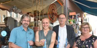 Werbeaktion für Refill: (von links) Reinhold Lieser und Selma Mergner von der Umweltabteilung mit Bürgermeister Hans-Joachim Kosubek und Manuela Riedel vom Weltladen am Obermarkt, der als erste Refill-Station die neuen Glas-Trinkwasserflaschen überreicht bekam. (Foto: Stadt Worms)