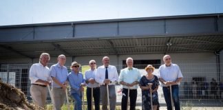 Roland Träger Architekturbüro; Andreas Ernst, Leiter Betriebsbereich Strom bei den Stadtwerken Weinheim; Dr. Alexander Boguslawski (AR SWW); Holger Haring (AR SWW, Fraktion CDU); Oberbürgermeister Heiner Bernhard; Stadtwerke-Geschäftsführer Peter Krämer; Elisabeth Kramer (GR, Fraktion GAL), Wolfgang Metzeltin (AR SWW Fraktion SPD) (Foto: Stadtwerke Weinheim GmbH/Gunnar Fuchs)