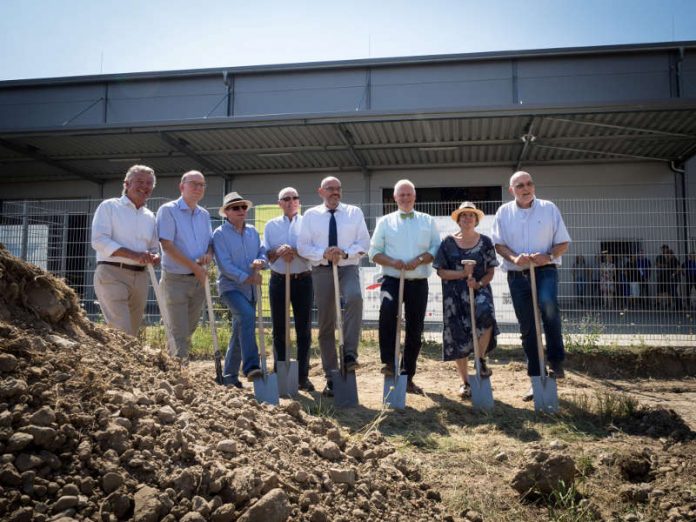 Roland Träger Architekturbüro; Andreas Ernst, Leiter Betriebsbereich Strom bei den Stadtwerken Weinheim; Dr. Alexander Boguslawski (AR SWW); Holger Haring (AR SWW, Fraktion CDU); Oberbürgermeister Heiner Bernhard; Stadtwerke-Geschäftsführer Peter Krämer; Elisabeth Kramer (GR, Fraktion GAL), Wolfgang Metzeltin (AR SWW Fraktion SPD) (Foto: Stadtwerke Weinheim GmbH/Gunnar Fuchs)