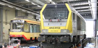 Feinschliff für die Bahnräder: Die Lok Voith Maxima 30CC von „Mertz Kies“ im Radsatzbearbeitungszentrum der Verkehrsbetriebe Karlsruhe. Im Hintergrund werden die Räder eine Stadtbahn der Albtal-Verkehrs-Gesellschaft reprofiliert (Foto VBK)