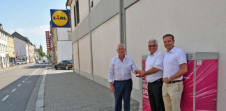 Oberbürgermeister Michael Kissel (im Bild links), Gerd Schäfer, Regionalmanager der Deutschen Telekom (Mitte), und Internetbeauftragter Daniel Körbel gaben nun in der Alzeyer Straße den Startschuss. (Foto: Stadtverwaltung Worms)