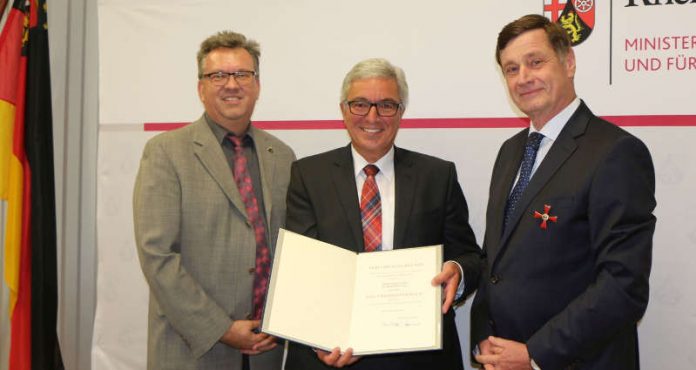 v.l.: Landrat Clemens Körner, Innenminister Roger Lewentz, Prof. Dr. Hermann Hill (Foto: Innenministerium Rheinland-Pfalz)