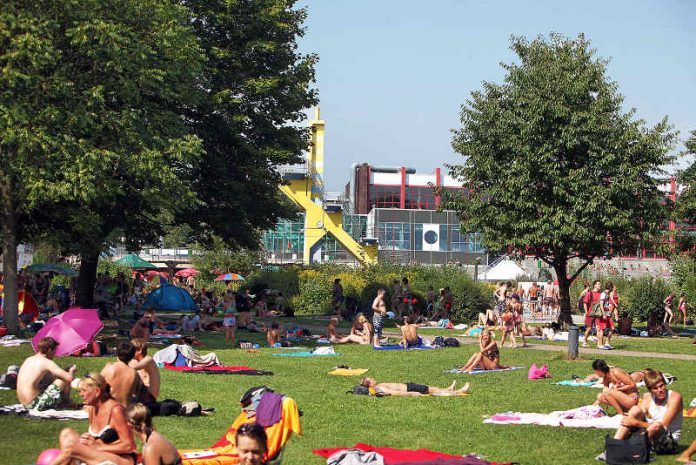 Urlaubsfeeling im Heinrich-Völker-Bad (Foto: Freizeitbetriebe Worms GmbH/Rudolf Uhrig)