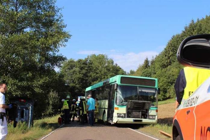 Kinder und Busfahrer blieben unverletzt. Die Frau musste allerdings mit Prellungen ins Krankenhaus.