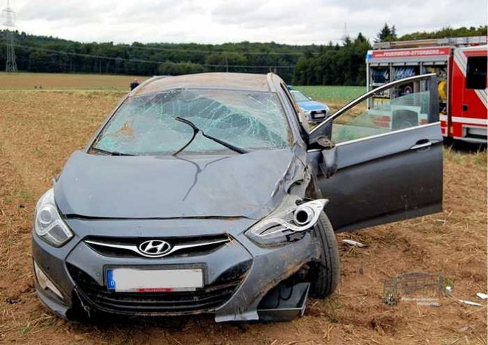 Der Pkw kam von der Straße ab, landete im angrenzenden Acker und überschlug sich. Der Fahrer blieb unverletzt.