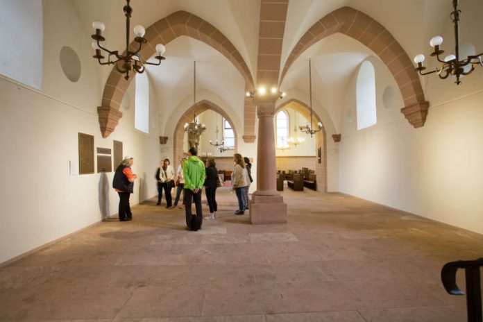 Führung durch die Frauensynagoge (Foto: Bernward Bertram)