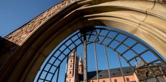 Gotische Liebfrauenkirche inmitten der historischen Weinlage (Foto: Bernward Bertram)