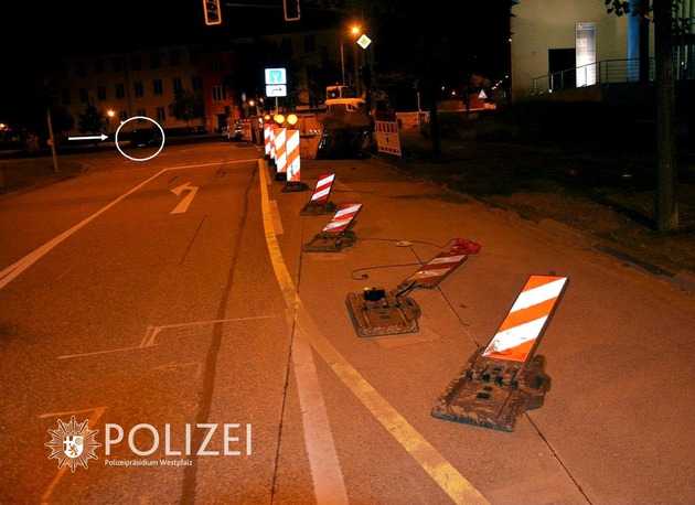 Der Fahrer hatte zunächst die Baustellenabsicherung “abgeräumt”, war dann nach dem Abbiegen gegen einen Ampelmast geprallt und schließlich nach einer Drehung um 180 Grad abseits der Fahrbahn gelandet. Im Hintergrund (hinten links) ist der Pkw in seiner Endstellung zu erkennen.